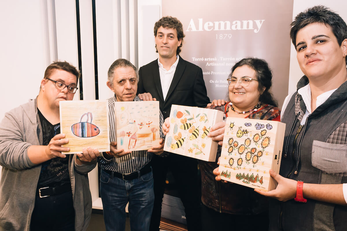 Els autors que han resultat guanyadors de les quatre il·lustracions són: Silvia Tribulietx (Ilersis Shalom), David Padilla (Fundació Aspros), Jèssica Vidal (L’Estel) i Josep Giralt (La Torxa), que van rebre el premi de mans del gerent de Torrons i Mel Alemany, Ferran Alemany.